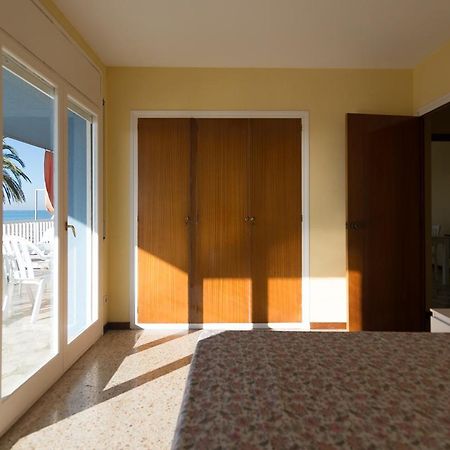 Apartamento En 1Era Linea Mar Con Terraza De 25M2 Castelldefels Ngoại thất bức ảnh
